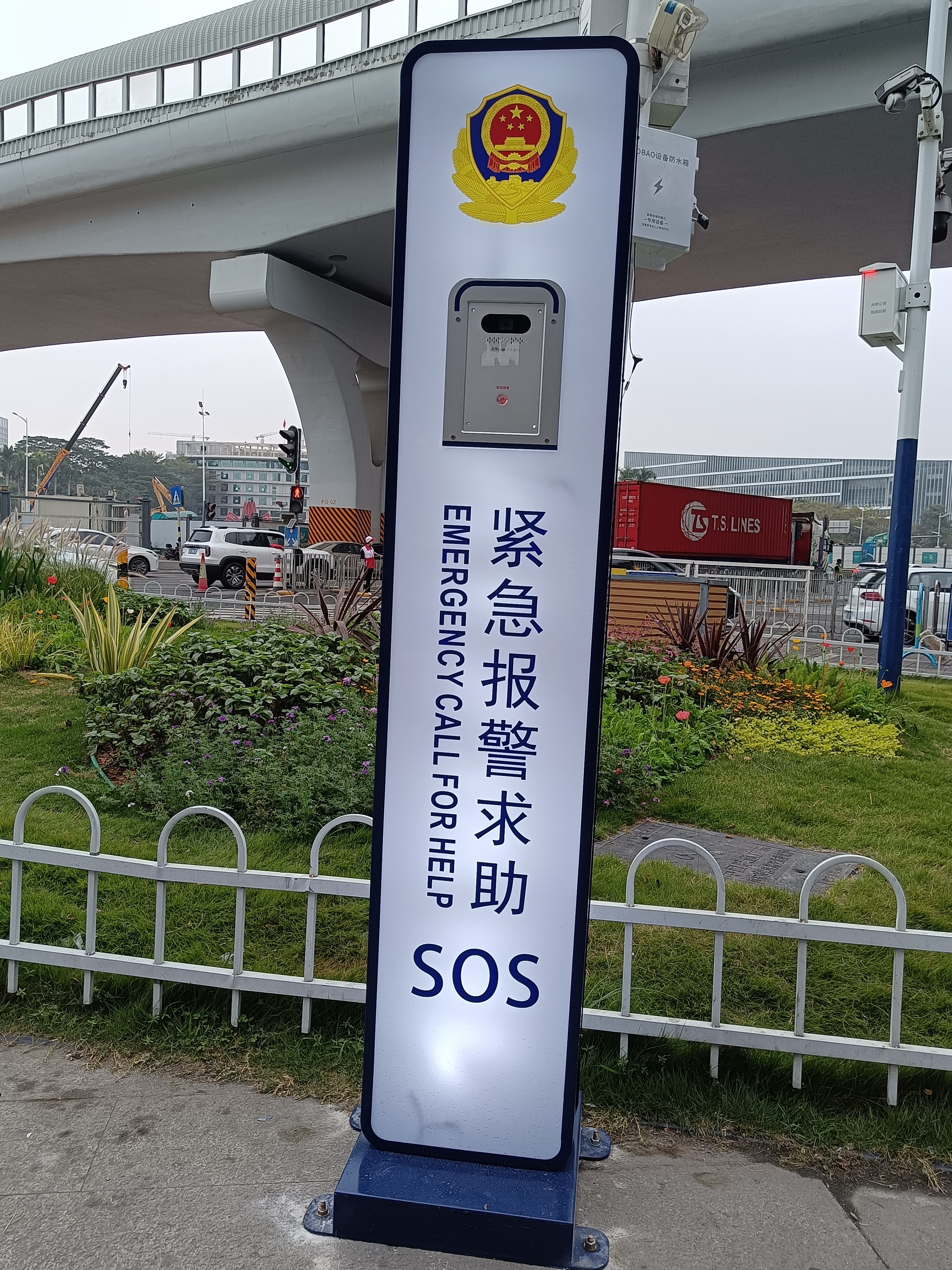機(jī)場(chǎng)同款燈箱式一鍵呼叫可視對(duì)講終端機(jī),背光燈箱式設(shè)計(jì)，美觀大氣，用于機(jī)場(chǎng)、車站、航站樓、碼頭、廣場(chǎng)等場(chǎng)所